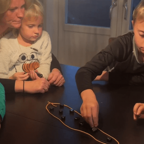 Magnetiskt Strategispel™ – Spänning, skratt & taktik i ett!